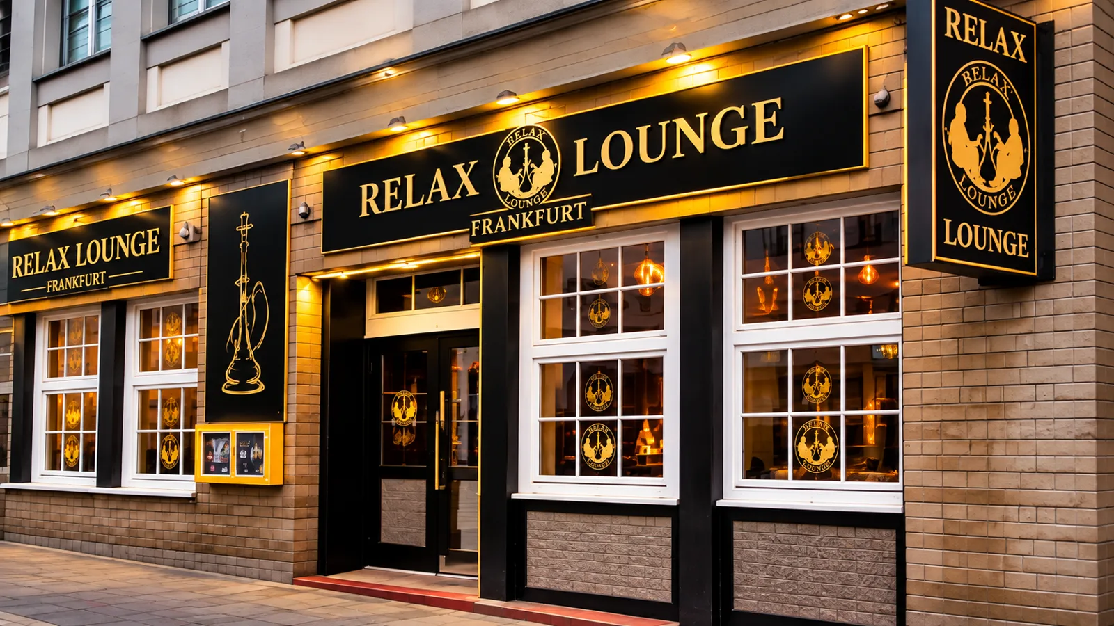 Außenansicht der Relax Lounge Frankfurt mit beleuchtetem Schild